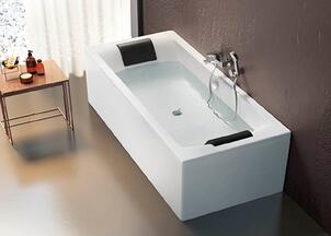Baignoire acrylique dans la salle de bains