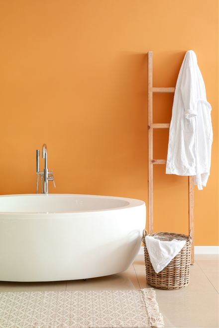 baignoire dans salle de bains moderne