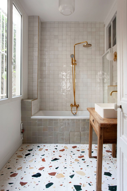 habillage de baignoire dans salle de bains moderne