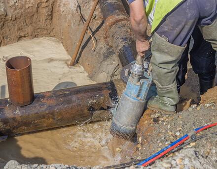 Comment installer une pompe vide-cave