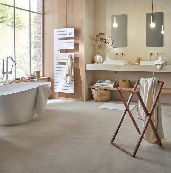 Salle de bain moderne avec sèche-serviettes Néfertiti